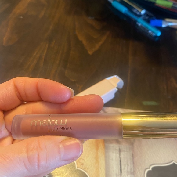 🚨 🥷♥️Bundle me Mellow liquid lip gloss. Nice caramel color . - Picture 2 of 6